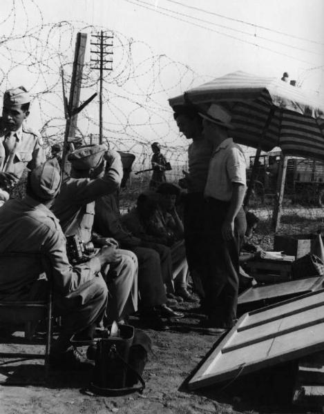 Set del film "Senza pietà" - Regia Alberto Lattuada - 1948 - Il regista Alberto Lattuada con attori non identificati in divisa militare