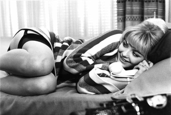 Scena del film "Don Giovanni in Sicilia" - Regia Alberto Lattuada - 1967 - L'attrice Ewa Aulin al telefono a letto