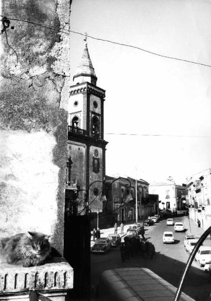 Scena del film "Don Giovanni in Sicilia" - Regia Alberto Lattuada - 1967 - Campanile di una chiesa in una stada del paese. Un gatto in primo piano