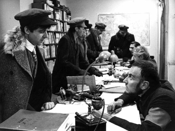 Scena del film "Cuore di cane" - Regia Alberto Lattuada - 1976 - L'attore Cochi Ponzoni e attori non identificati in un ufficio