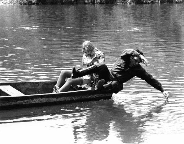 Scena del film "Cuore di cane" - Regia Alberto Lattuada - 1976 - Gli attori Cochi Ponzoni e Rena Niehaus in barca sul fiume