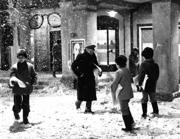 Scena del film "Cuore di cane" - Regia Alberto Lattuada - 1976 - Attori non identificati sotto la neve