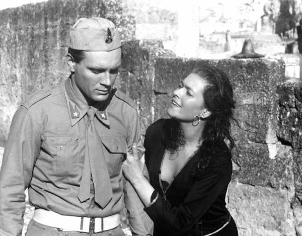 Scena del film "La lupa" - Regia Alberto Lattuada - 1953 - Gli attori Ettore Manni, in divisa militare, e Kerima