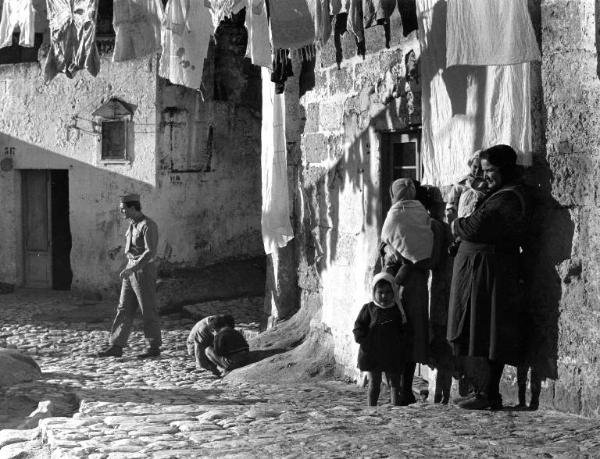 Scena del film "La lupa" - Regia Alberto Lattuada - 1953 - L'attore Ettore Manni, in divisa militare, tra le strade del paese