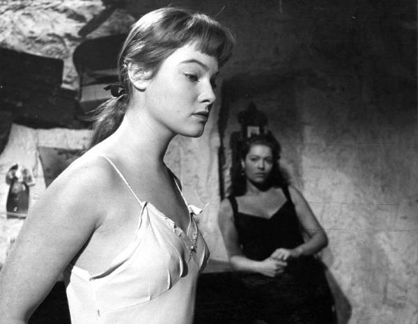 Scena del film "La lupa" - Regia Alberto Lattuada - 1953 - Le attrici May Britt e Kerima in camicia da notte