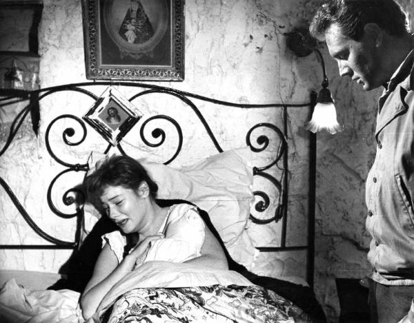 Scena del film "La lupa" - Regia Alberto Lattuada - 1953 - Gli attori Ettore Manni e May Britt, a letto