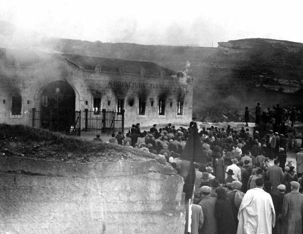 Scena del film "La lupa" - Regia Alberto Lattuada - 1953 - Folla davanti alla manifattura tabacchi in fiamme