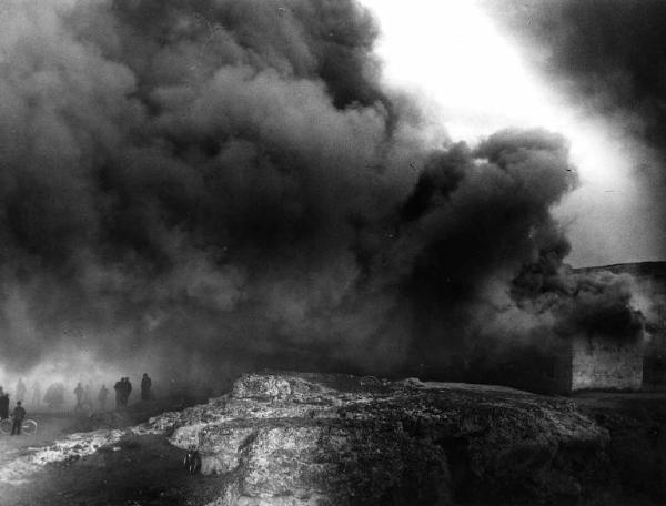 Scena del film "La lupa" - Regia Alberto Lattuada - 1953 - Una nube di fumo nero avvolge attori non identificati