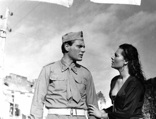 Scena del film "La lupa" - Regia Alberto Lattuada - 1953 - Gli attori Ettore Manni, in divisa militare, e Kerima