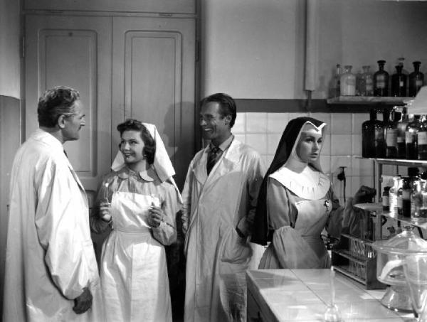 Scena del film "Anna" - Regia Alberto Lattuada - 1951 - L'attrice Silvana Mangano, in veste di suora infermiera, con gli attori Jacques Dumesnil, Piero Lulli, in camice bianco e Lyla Rocco