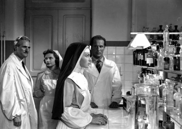 Scena del film "Anna" - Regia Alberto Lattuada - 1951 - L'attrice Silvana Mangano, in veste di suora infermiera, con gli attori Jacques Dumesnil, Piero Lulli, in camice bianco e l'attrice Lyla Rocco