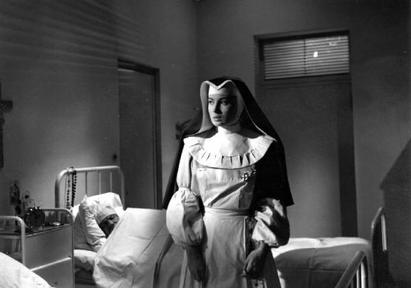 Scena del film "Anna" - Regia Alberto Lattuada - 1951 - L'attrice Silvana Mangano, in veste di suora infermiera, in ospedale