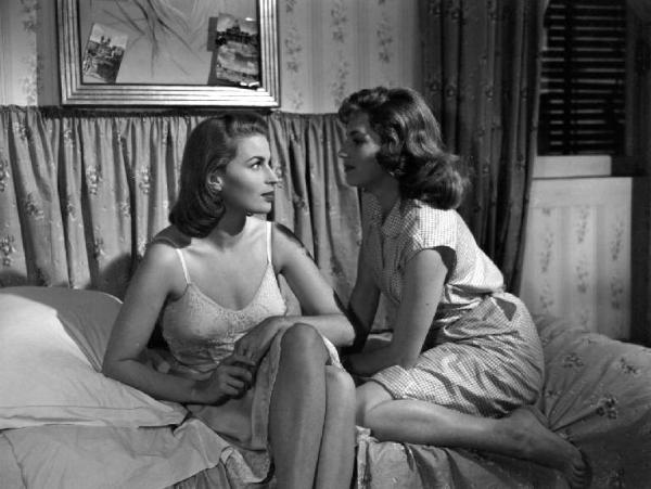 Scena del film "Anna" - Regia Alberto Lattuada - 1951 - Le attrici Silvana Mangano e Patrizia Mangano sul letto