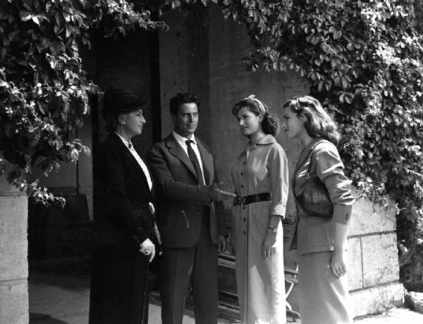 Scena del film "Anna" - Regia Alberto Lattuada - 1951 - Gli attori Tina Lattanzi, Raf Vallone, Patrizia Mangano e Silvana Mangano