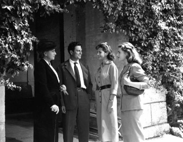 Scena del film "Anna" - Regia Alberto Lattuada - 1951 - Gli attori Tina Lattanzi, Raf Vallone, Patrizia Mangano e Silvana Mangano