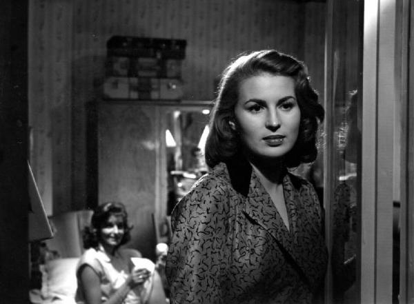 Scena del film "Anna" - Regia Alberto Lattuada - 1951 - Le attrici Silvana Mangano e Patrizia Mangano sul letto