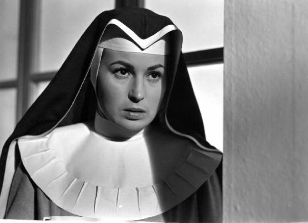 Scena del film "Anna" - Regia Alberto Lattuada - 1951 - L'attrice Silvana Mangano in abito da suora infermiera