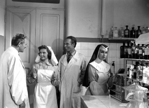 Scena del film "Anna" - Regia Alberto Lattuada - 1951 - Gli attori Jacques Dumesnil, Piero Lulli, in camice bianco e un'attrice non identificata, Lyla Rocco, e Silvana Mangano, in veste di suora infermiera