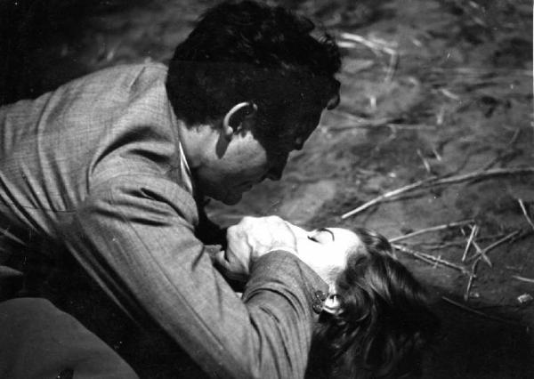 Scena del film "Anna" - Regia Alberto Lattuada - 1951 - L'attore Vittorio Gassman con la mano chiude la bocca all'attrice Silvana Mangano
