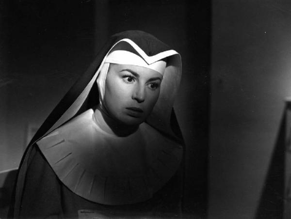 Scena del film "Anna" - Regia Alberto Lattuada - 1951 - L'attrice Silvana Mangano in abito da suora infermiera