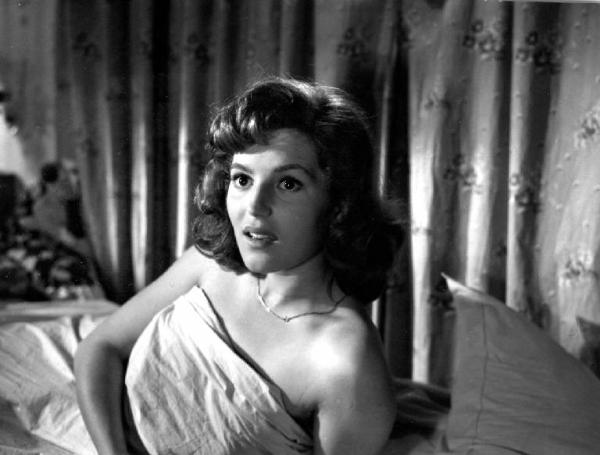 Scena del film "Anna" - Regia Alberto Lattuada - 1951 - L'attrice Patrizia Mangano a letto