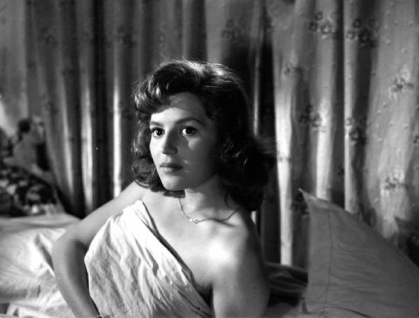 Scena del film "Anna" - Regia Alberto Lattuada - 1951 - L'attrice Patrizia Mangano a letto