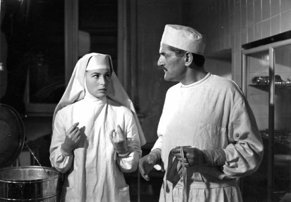 Scena del film "Anna" - Regia Alberto Lattuada - 1951 - L'attrice Silvana Mangano, in veste di suora infermiera, con l'attore Jacques Dumesnil in camice bianco in ospedale