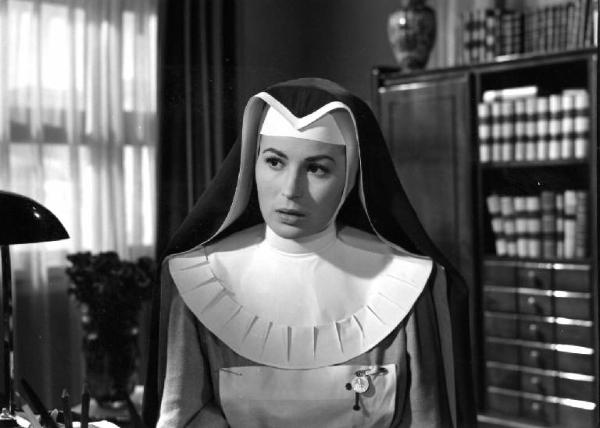 Scena del film "Anna" - Regia Alberto Lattuada - 1951 - L'attrice Silvana Mangano in abito da suora infermiera