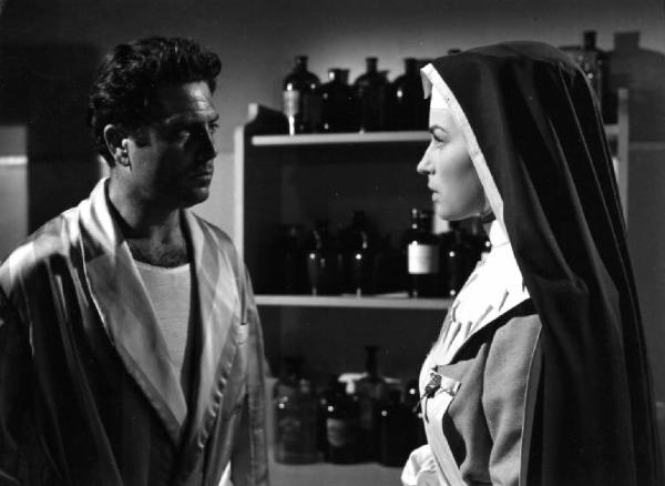 Scena del film "Anna" - Regia Alberto Lattuada - 1951 - Gli attori Raf Vallone e Silvana Mangano, in abito da suora infermiera