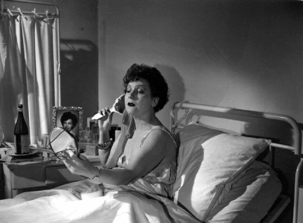 Scena del film "Anna" - Regia Alberto Lattuada - 1951 - L'attrice Dina Perbellini a letto allo specchio