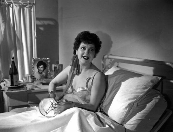 Scena del film "Anna" - Regia Alberto Lattuada - 1951 - L'attrice Dina Perbellini a letto in ospedale
