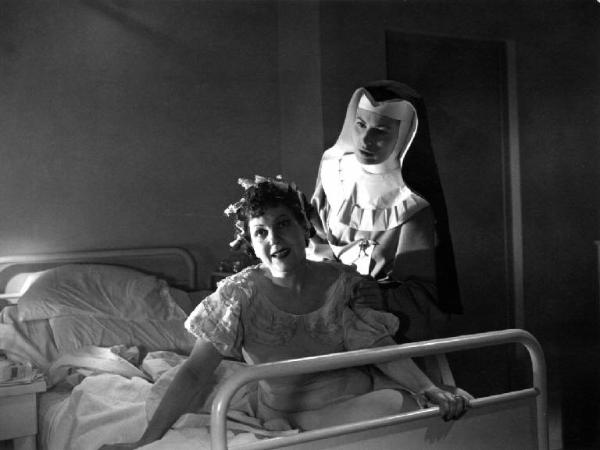 Scena del film "Anna" - Regia Alberto Lattuada - 1951 - Le attrici, Dina Perbellini, a letto, e Silvana Mangno, in abito da suora infermiera, in ospedale