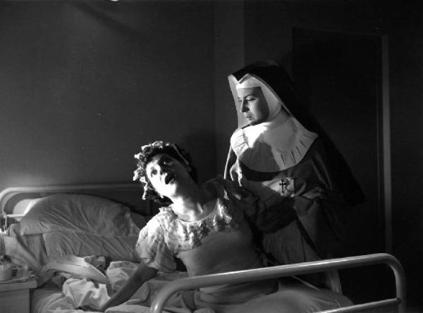 Scena del film "Anna" - Regia Alberto Lattuada - 1951 - Le attrici Dina Perbellini, a letto, e Silvana Mangno, in abito da suora infermiera, in ospedale