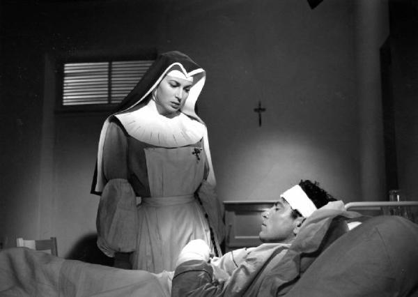 Scena del film "Anna" - Regia Alberto Lattuada - 1951 - Gli attori Raf Vallone, a letto, e Silvana Mangano, in abito da suora infermiera