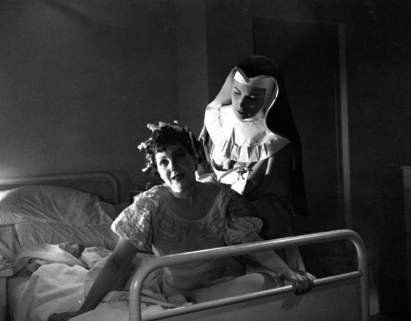 Scena del film "Anna" - Regia Alberto Lattuada - 1951 - Le attrici Dina Perbellini, a letto, e Silvana Mangno, in abito da suora infermiera, in ospedale