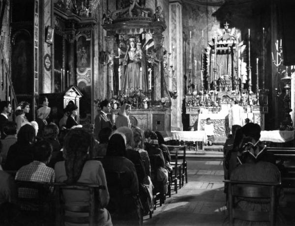 Scena del film "Anna" - Regia Alberto Lattuada - 1951 - Gli attori Silvana Mangano, Raf Vallone, Tina Lattanzi e attori non identificati in chiesa