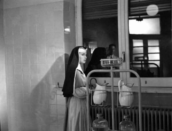 Scena del film "Anna" - Regia Alberto Lattuada - 1951 - L'attrice Silvana Mangano in abito da suora infermiera in ospedale