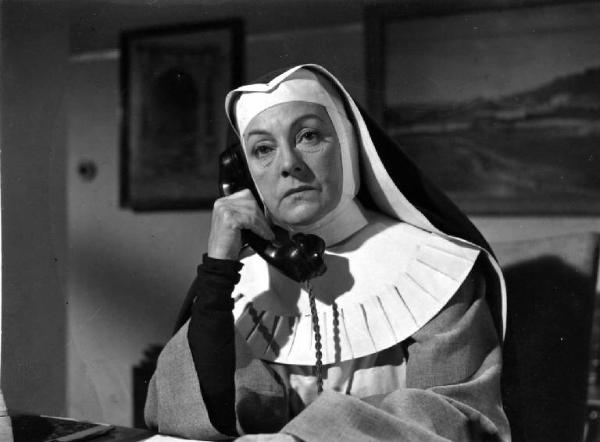 Scena del film "Anna" - Regia Alberto Lattuada - 1951 - L'attrice Gaby Morlay, in veste di madre superiora al telefono