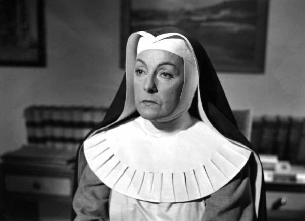 Scena del film "Anna" - Regia Alberto Lattuada - 1951 - L'attrice Gaby Morlay, in veste di madre superiora