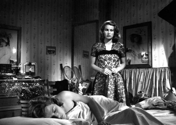 Scena del film "Anna" - Regia Alberto Lattuada - 1951 - Le attrici SIlvana Mangano e Patrizia Mangano a letto