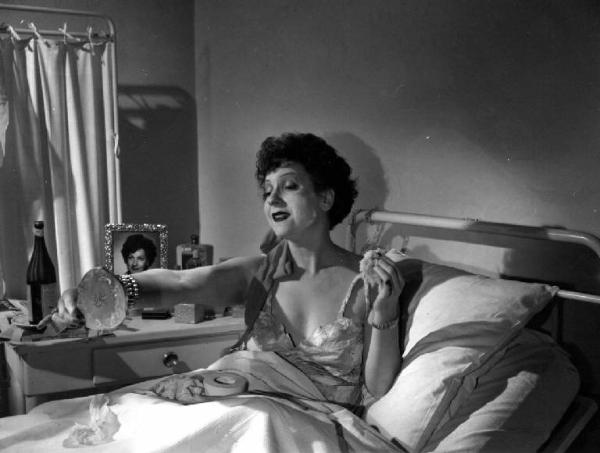 Scena del film "Anna" - Regia Alberto Lattuada - 1951 - L'attrice Dina Perbellini a letto in ospedale