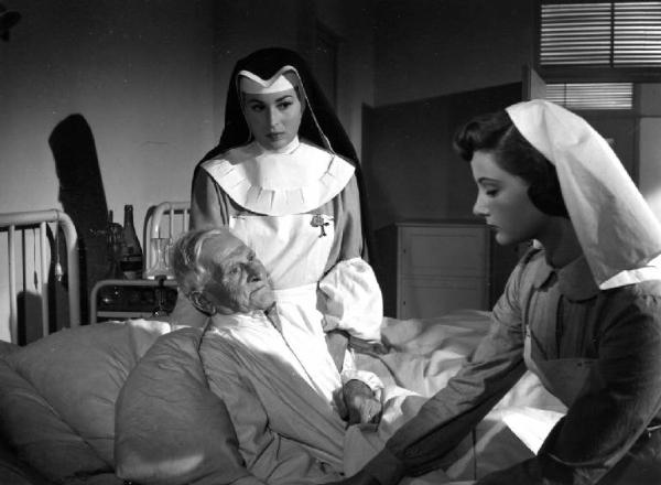 Scena del film "Anna" - Regia Alberto Lattuada - 1951 - Le attrici Silvana Mangano e Lyla Rocco in abito da infermiere curano un paziente