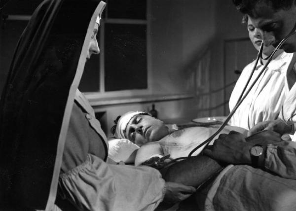 Scena del film "Anna" - Regia Alberto Lattuada - 1951 - Raf Vallone sul lettino in ospedale con attori non identificati