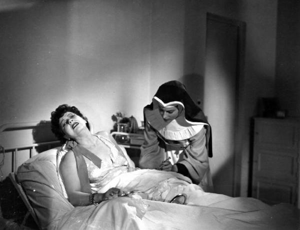 Scena del film "Anna" - Regia Alberto Lattuada - 1951 - Le attrici Dina Perbellini, a letto, e Silvana Mangno, in abito da suora infermiera, in ospedale