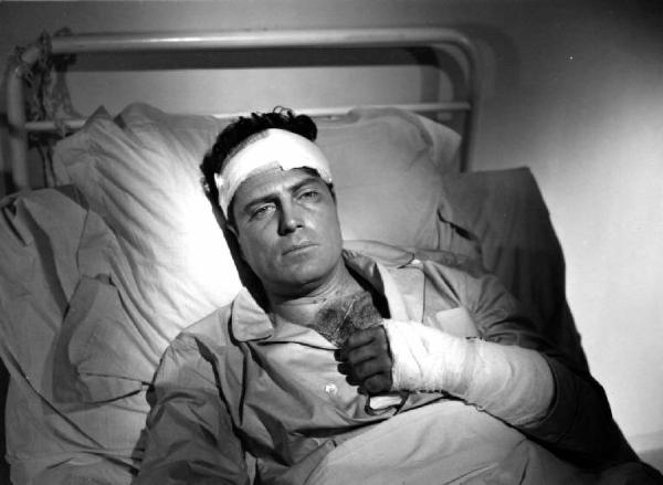 Scena del film "Anna" - Regia Alberto Lattuada - 1951 - L'attore Raf Vallone a letto in ospedale