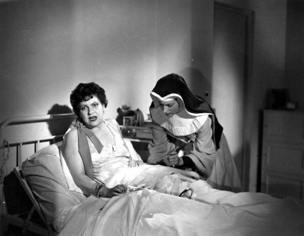 Scena del film "Anna" - Regia Alberto Lattuada - 1951 - Le attrici Dina Perbellini, a letto, e Silvana Mangno, in abito da suora infermiera, in ospedale