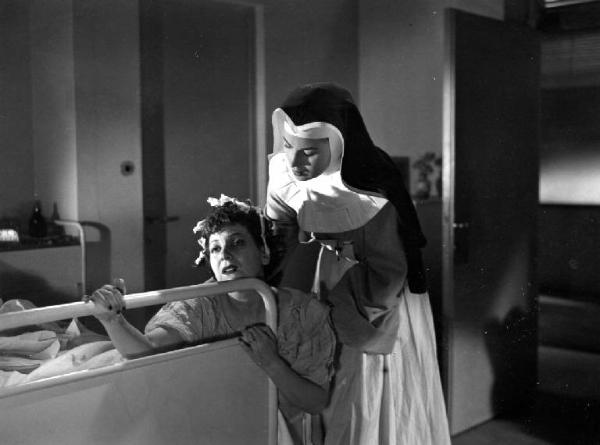 Scena del film "Anna" - Regia Alberto Lattuada - 1951 - Le attrici Dina Perbellini, a letto, e Silvana Mangno, in abito da suora infermiera, in ospedale