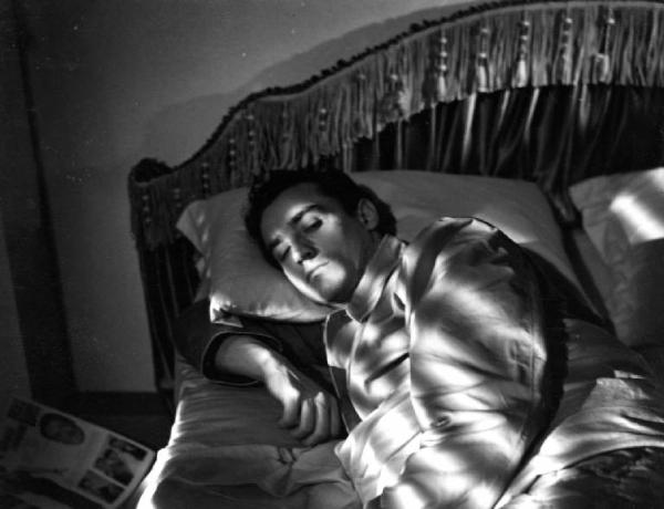Scena del film "Anna" - Regia Alberto Lattuada - 1951 - L'attore Vittorio Gassman a letto