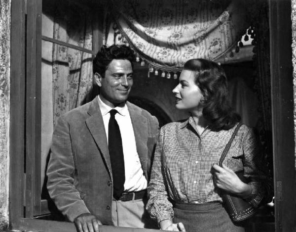 Scena del film "Anna" - Regia Alberto Lattuada - 1951 - Gli attori Silvana Mangano e Raf Vallone alla finestra