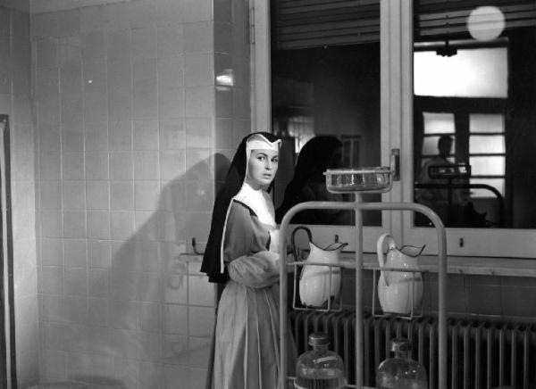 Scena del film "Anna" - Regia Alberto Lattuada - 1951 - L'attrice Silvana Mangano in abito da suora infermiera